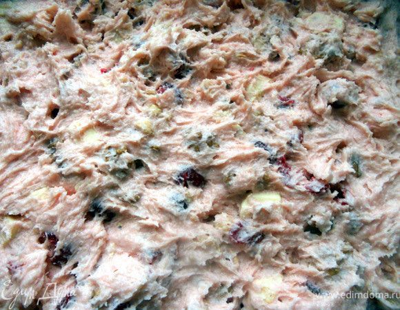 Форму (размер прим. 29*22, в оригинале даже больше требовалась) смазать сливочным маслом, выложить массу (лопаткой особо работать не получится, так что можно руками, руками утрамбовывать:)). Выпекать в предварительно разогретой до 180+- духовке около 30 минут, до светло-золотистого цвета. Полностью остудить, разрезать. 