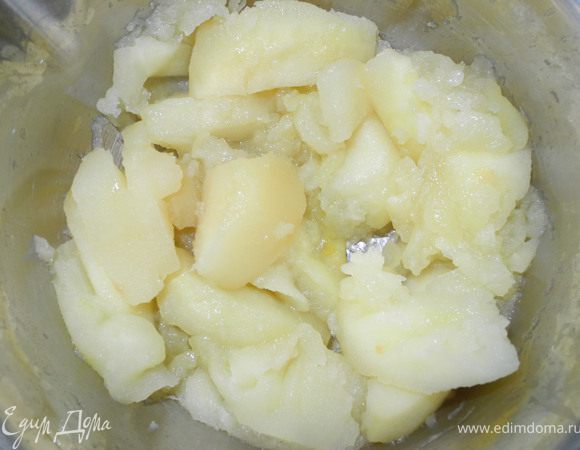 Яблоки очистить от кожицы, нарезать крупными дольками и проварить в белом вине до мягкости  на медленном огне. Если вино осталось, то его нужно слить в отдельную ёмкость, а дальше можете сделать на его основе соус, коктейль или добавить немного в крем, или сразу выпить))) Вино с яблочным ароматом - вкусно)))  