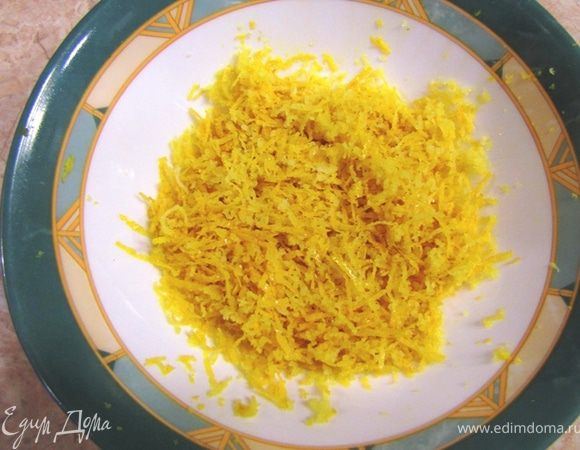 К сожалению у меня не было розового сиропа, поэтому я добавил столовую ложку красного сухого вина, хотя конечно вино совершенно не заменяет сироп, а лишь придает напитку другой цвет и чуть оттеняет вкус.
С помощью терки снимите цедру с лимонов.