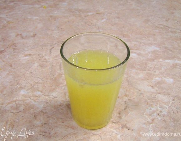 Из лимонов выжмите сок в отдельную посуду.