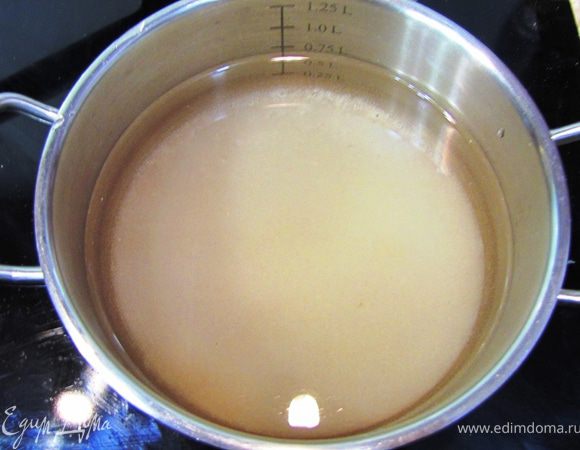 В двух стаканах воды в отдельной кастрюле растворите сахар, нагрев ее и прокипятив.