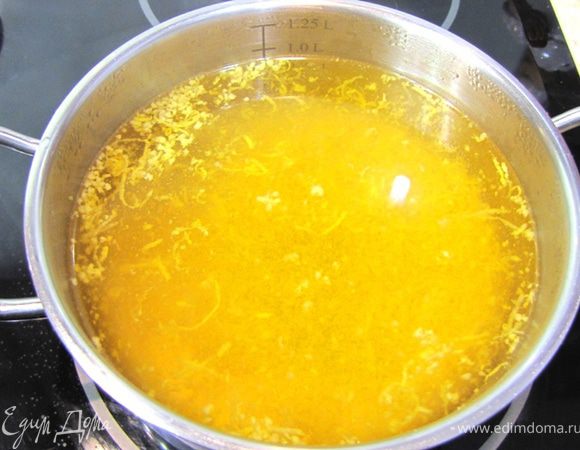 Влейте в сироп воду с цедрой лимонов.