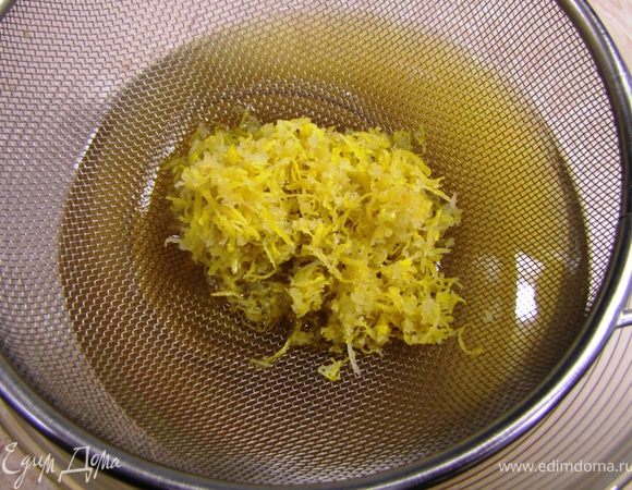 Через 10 минут влейте розовый сироп (у меня - вино).
Остудите до комнатной температуры.
Процедите через сито.