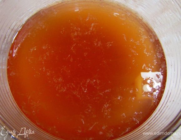 Влейте лимонный сок. Если вы влили вино, то цвет изменится на розоватый (как на фотографии).