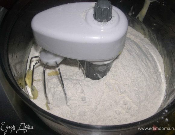 Вконце взбивания всыпать муку,смешанную с разрыхлителем,и быстро замесить тесто.
