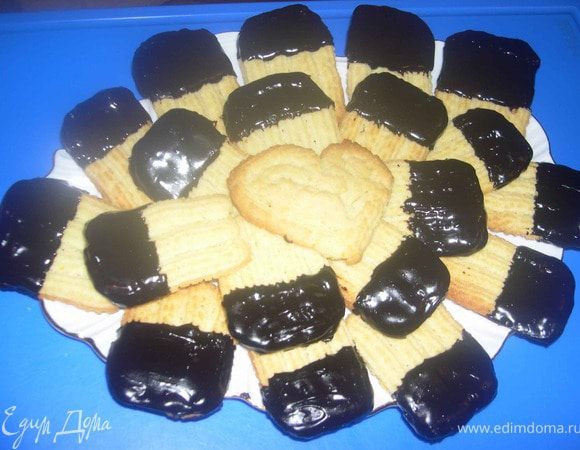 ДЛЯ ШОКОЛАДНОЙ ГЛАЗУРИ:
Какао заварить кипящей водой или молоком.Всыпать сахарную пудру и незамедлительно размешать быстрыми круговыми движениями.Для замедления застывания глазури и для получения глянцевого блеска в глазурь можно добавить 0,5 ч ложки рафинированного растительного или растопленного сливочного масла.
Если нужно, чтобы глазурь была более жидкой, влить по каплям тёплую воду до достижения нужной консистенции.
Готовое печенье одним концом окунуть в глазурь и выложить на блюдо
Приятного аппетита!!!