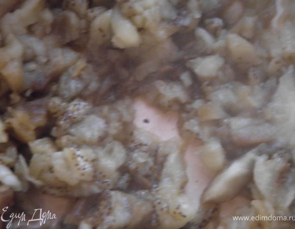 Баклажан запечь в духовке до мягкости. Снять с него кожицу и порубить на мелкие кусочки.