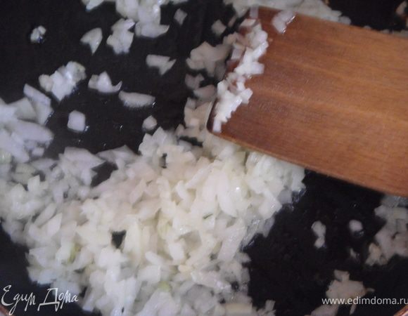Лук мелко нарезать и обжарить на растительном  масле.
