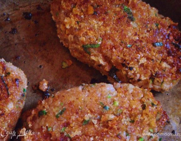 Сформировать котлетки, обвалять в сухарях и жарить на хорошо разогретом масле.