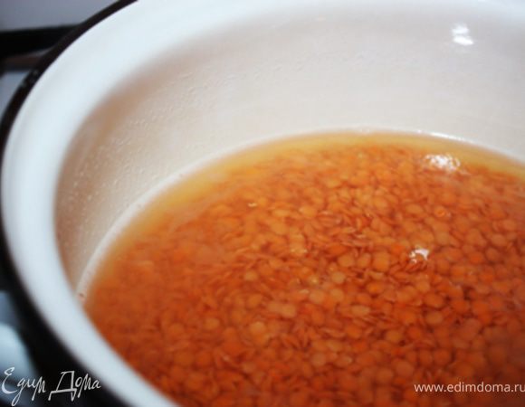 Поставить варить чечевицу - как указано на упаковке. Ведь чечевица разная бывает и красная, и зеленая, и хлопьями, и колотая. И в этом рецепте вкусно с любой)