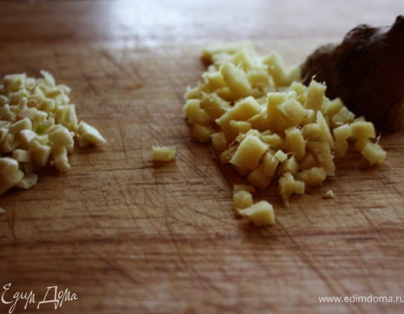 Порезать мелко чеснок и имбирь. Я бы не советовала тереть имбирь на терке, т.к. он очень волкнистый. Удобней порезать на мелкие кубики. Разогреть оливковое масло в сковороде и выложить туда чеснок и имбирь. Обжаривать несколько минут - чтоб чеснок не успел подгореть))