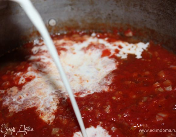 где-то через 5 минут влить сливки. Прогреть.