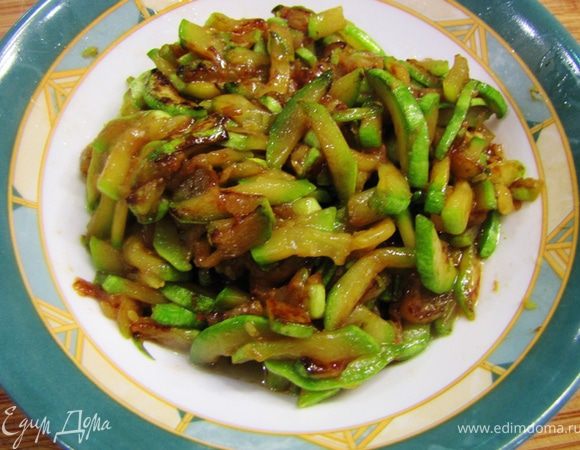 Промойте, обсушите и порежьте соломкой кабачки. Положите кабачки в емкость и посолите половиной соли. Перемешайте и дайте постоять минут 10. Кабачки дадут сок. Отожмите кабачки.
Разогрейте сковороду на довольно сильном огне с добавлением еще одной ложки растительного масла.
Жарьте кабачки, несколько раз перевернув до состояния карамелизации - минут 5.
Положите кабачки в емкость и дайте остыть.