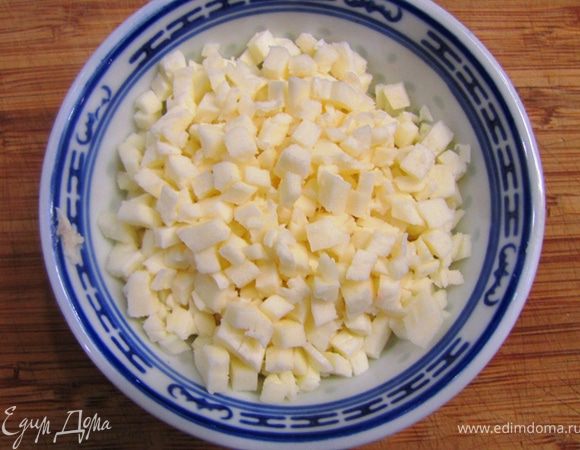 Порубите кубиками белый сыр (у меня сулугуни). Если сыр мягкий - как рикотта - просто используйте его дальше.