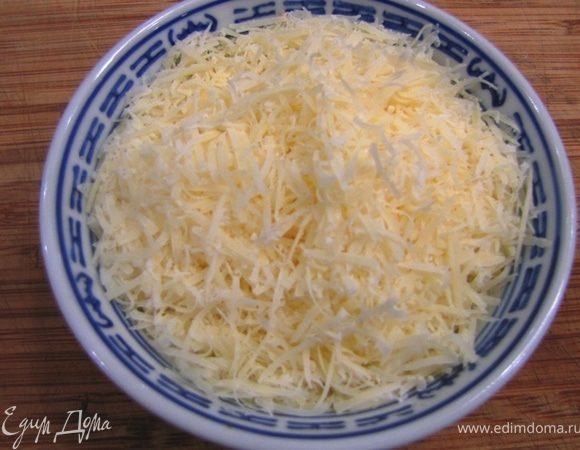 На мелкой терке потрите Пармезан.