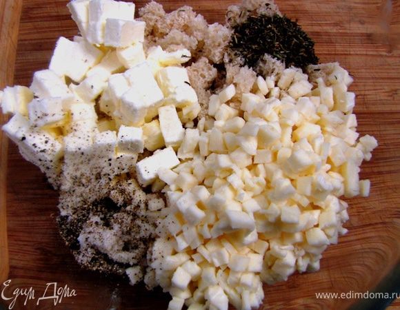 Порежьте на кубики сливочное масло.
Смешайте хлеб, сыр, масло, травы, соль и перец. Хорошо перемешайте.