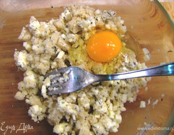 Добавьте сырое яйцо и перемешайте.