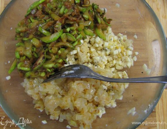 Добавьте остывшие лук и кабачки.