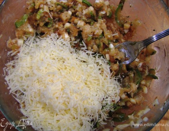 Хорошо перемешайте и добавьте Пармезан, чтобы смесь стала более густой.