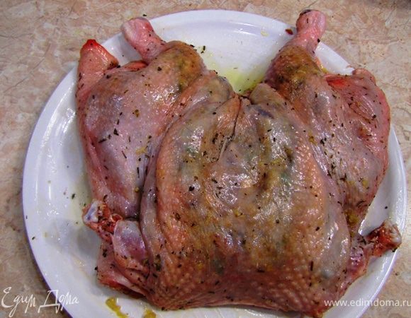 Теперь самое главное!
Не съешьте всю начинку!  Она получается очень вкусной  . Мне, например, было очень тяжело сдержаться  

Теперь, небольшими порциями закладывайте начинку под кожу. Старайтесь делать это равномерно по всей тушке под кожей, не забывая про ножки.