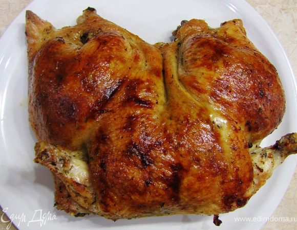 Для жарки я рекомендую керамическую посуду, но в принципе можно любую. Не забывайте только, что из курицы вытопится жир.
Положите в противень (у меня керамическое блюдо) курицу кожей вверх.
Разогрейте духовку до 230 градусов и запекайте курицу 10 минут.
Убавьте температуру до 190 градусов и запекайте еще 40-50 минут, в зависимости от размера.
Поливайте курицу вытопившимся жиром каждые 20 минут.
Если вам кажется, что курица сильно обжаривается сверху - накройте ее фольгой и убавьте температуру до 180 градусов.
После запекания, когда курица будет иметь замечательную хрустящую корочку, переложите ее на блюдо и дайте постоять несколько минут, чтобы все соки смешались и мясо "расслабилось". Вкус получается бесподобный  
Грудка получается сочной и великолепно сочетается с начинкой.
Ее можно есть как отдельное блюдо.