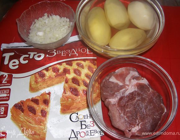 Вот, что вам понадобится...
Режем мелко лук.
Мясо нарезаем ломтиками, заранее его перчим, солим, я еще добавляю 1ст.л. рафинир.подсол.масла, так сочнее.
Картошку режем кружочками 0,5 см, не толще!