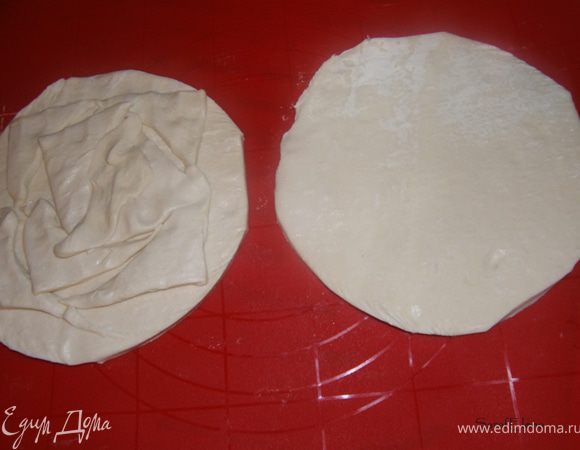 У теста обрезаем края, все обрезки кладем на один из его пластов - нижняя часть пирога. Раскатывать с добавлением муки.