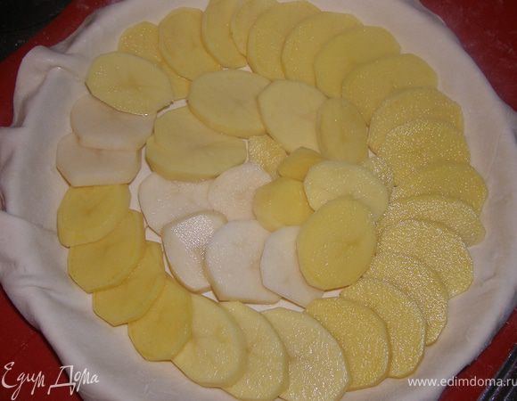 Готовим в круглой сковороде, лучше чугунной (не силиконовой) немного присыпав мукой (диаметр сковороды снизу вроде 24, а вот сверху, аж 30см. Сковорода у меня отечественная, чугунная!!!)).
На основу пирога выкладываем картошку 1 слой, солим.