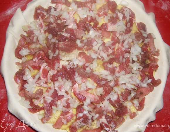 Выкладываем мясо, сверху нашинкованный лук. Кстати, по желанию кладут зелень петрушки.