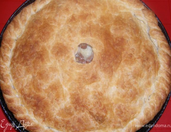 Накрываем вторым листом теста, зажимаем края. По середине пирога сверху делаем небольшое отверстие, чтобы пирог дышал. Выпекаем на 200 гр. 40мин. в разогретой духовке по центру, затем спускаем пирог на нижний уровень примерно на 10 мин. (чтобы низ пирога стал более пропеченным и хрустящим).
Выпекаем до образования хорошо запеченной корочки. В конце добавляем примерно 1 ст.ложку воды в жерло пирога, выключаем духовку и не вынимаем еще 5 мин.