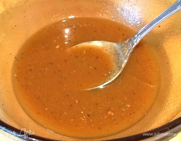 Смешать все ингредиенты в миске.