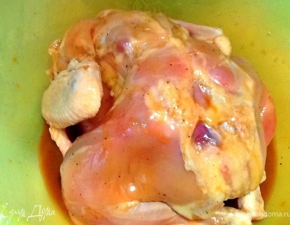 Курицу промыть, высушить, обрезать лишнее и натереть маринадом. Оставить мариноваться на 2-3 часа, чем дольше тем лучше.