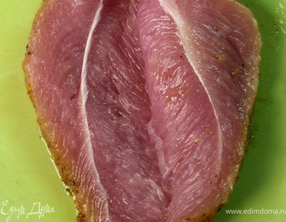 Растолчем с солью пару зубчиков чеснока, добавим черного перца и сушеного майорана. Выжмем сок из половинки лимона. Добавим столовую ложку паприки для цвета. Все тщательно перемешиваем.
Натираем этой смесью филе, укладываем его в миску и заливаем рафинированным растительным маслом. Убираем в холодильник на сутки. Хорошо бы филе перевернуть пару раз во время маринования. 
Промаринованное филе вытираем бумажным полотенцем и делаем вот такой надрез.
Если у вас нет времени мариновать филе сутки, то тогда лучше его сначала надрезать, а затем уже натереть смесью для маринования. 
