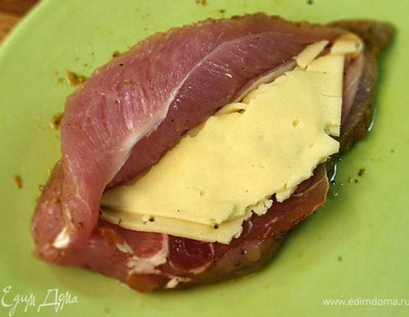 В надрез каждого филе положим тонюсенький ломтик сырокопченого окорока. На окорок положим ломтик сыра. 
