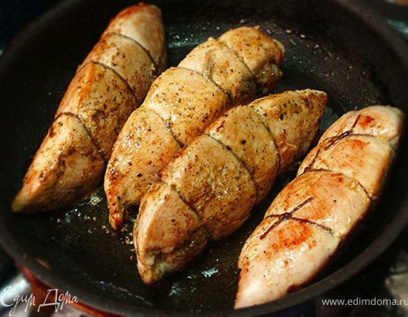 Перевязываем каждое филе шпагатом в трех местах.
Сделать это надо для того, чтобы куски при обжаривании не раскрылись и расплавленный сыр весь не вытек. 
Обмакнем филе в масло, в котором оно мариновалось, и обжариваем на разогретой сковородке со всех сторон. 

