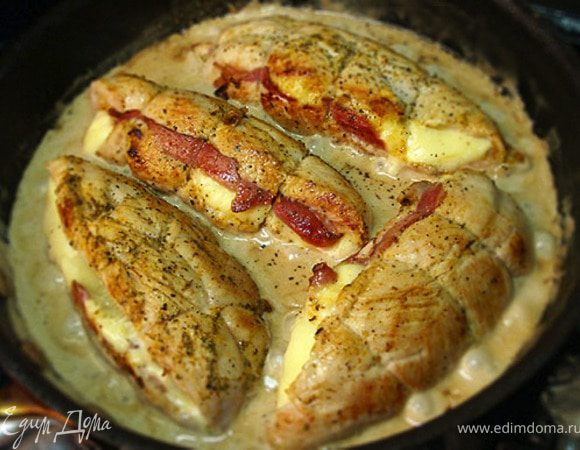 Выкладываем куски на подогретую в духовке тарелку. С них надо срезать шпагат.
 В сковороду, где жарилась индейка, выливаем бокал белого или розового вина. Соскабливая все от дна сковороды, перемешиваем и упариваем до половины объема, затем добавляем дижонскую горчицу и жирные сливки. Держим на среднем огне пару минут, постоянно перемешивая. Посолим и поперчим по вкусу. Добавить немного мускатного ореха. 
В полученный сливочный соус укладываем обратно кусочки индейки. Кладем разрезом вверх. 
