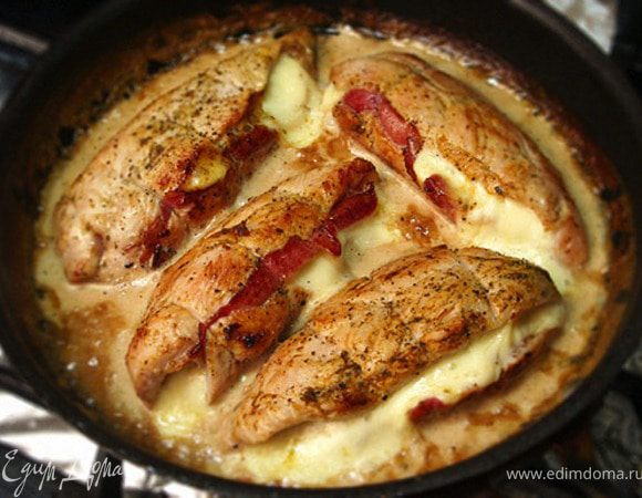 Ставим сковороду в разогретую до 200 градусов духовку примерно на 20 минут.
Соус наливаем на дно тарелки, сверху кладем филе. Подаем с отварным, а затем обжаренным в сливочном масле картофелем. 