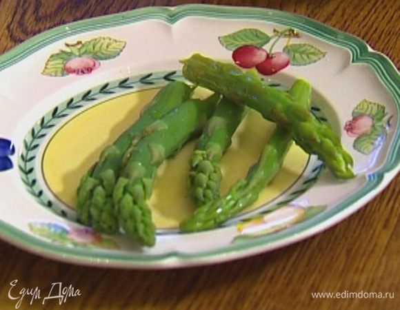 У спаржи удалить грубые черенки, разрезать стебли пополам и отварить практически до готовности, затем просушить бумажным полотенцем.