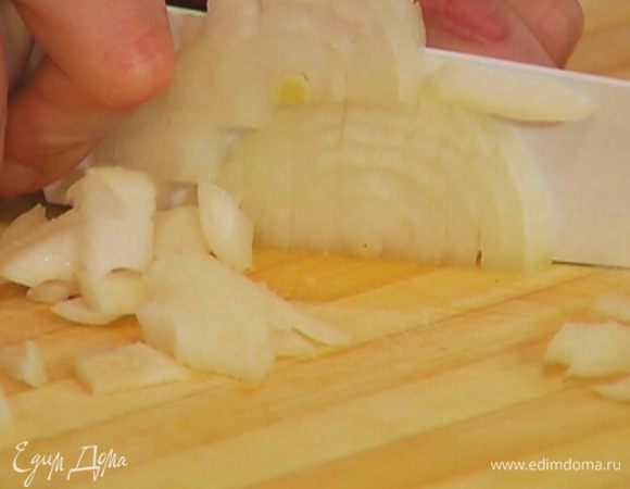Лук почистить и мелко порубить.