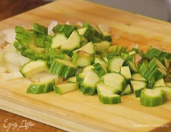 Цукини нарезать небольшими кусочками.