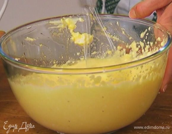 Яйца слегка взбить вилкой, посолить, поперчить, перемешать с творогом и сметаной и миксером взбить в однородную массу.