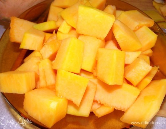 Тыкву порезать кубиками. Поставить  микроволновку на 8 минут.