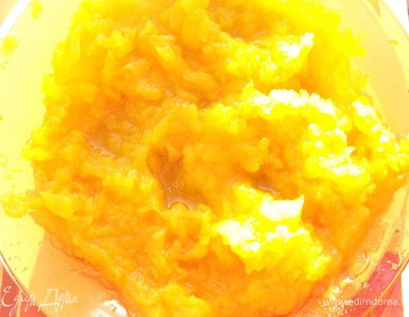 Готовую тыкву размять вилкой.