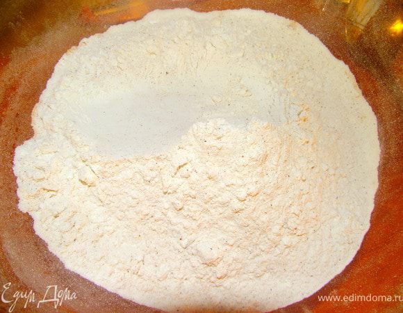 Муку просеять, добавить все сухие ингредиенты кроме сахара. Перемешать.