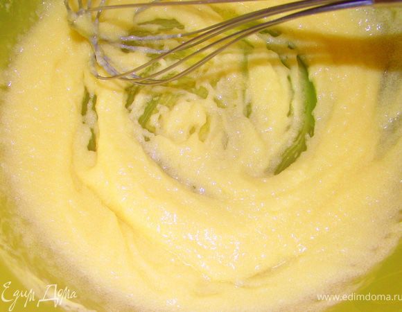 Сливочное масло растопить, смешать с сахаром.