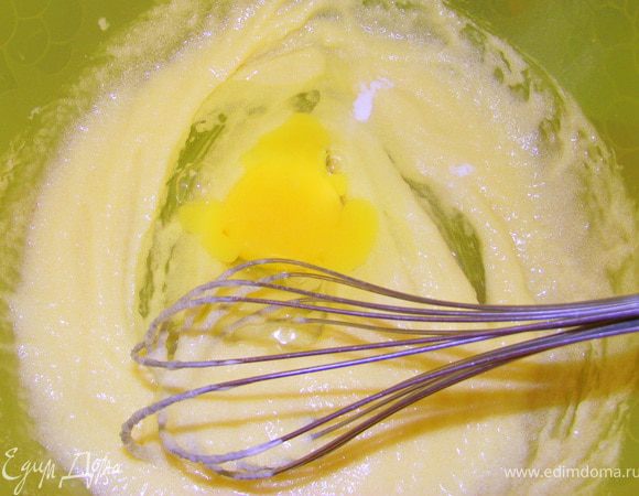 Добавить яйцо, взбить.
