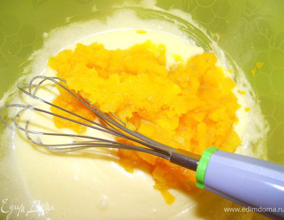 К жидкой массе добавить пюре. Перемешать.