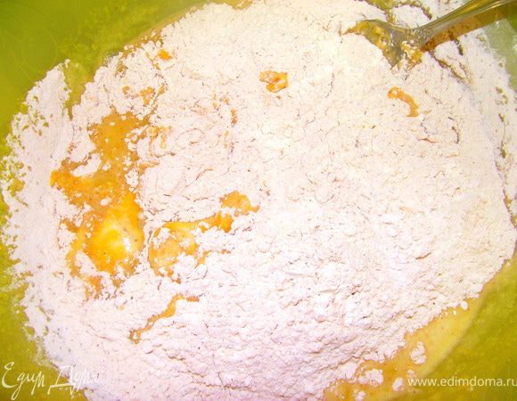 Смешать сухие ингредиенты с жидкими. Тщательно вымешать.