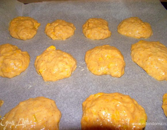 Руки смачивать в воде и формировать круглешочки. Кладём их на пергамент, чуть приплюснуть ладошкой. Выпекать при 175 °С , 15-20 минут.