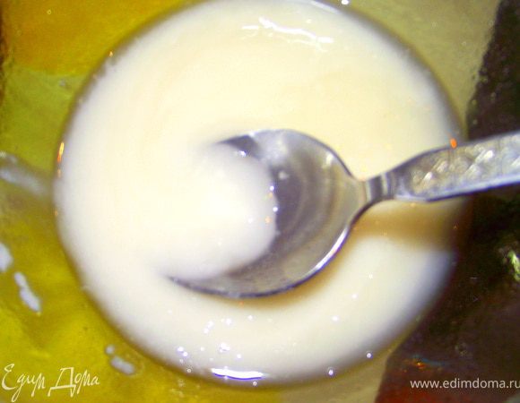 Для глазури: сахарную пудру просеять добавить воду, перемешать. Смазать остывшие печеньки.